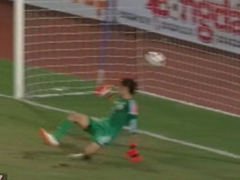 Pha sut phat 11 m theo phong cach panenka cua Cong Phuong hinh anh