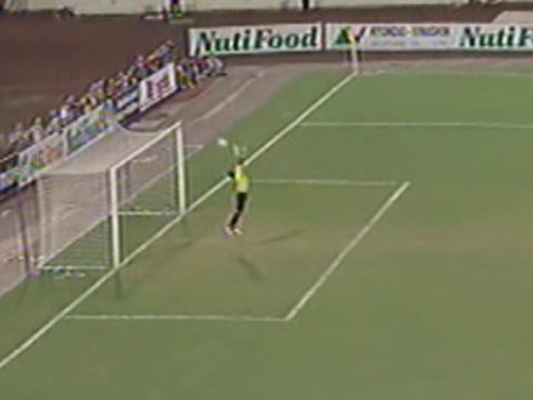 Van Long tung cu sut trung xa ngang khung thanh Myanmar hinh anh