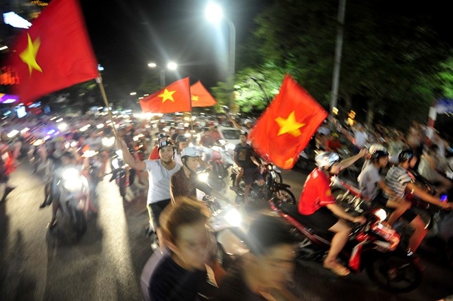 Dong nguoi do ra duong an mung chien thang cua U19 Viet Nam hinh anh