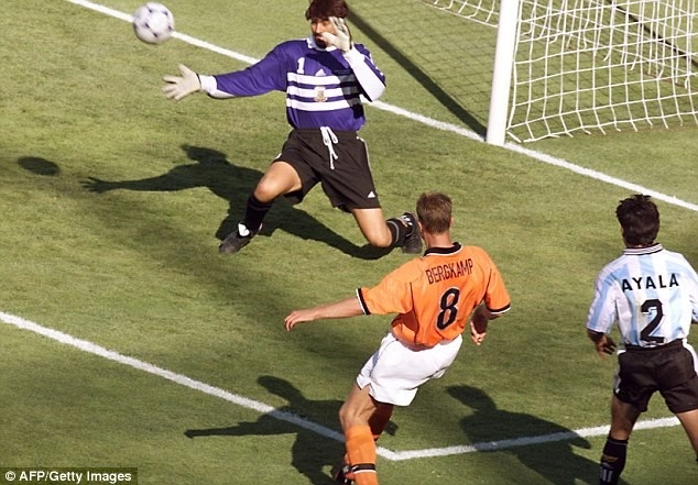 Ban thang cua Dennis Bergkamp vao luoi Argentina hinh anh