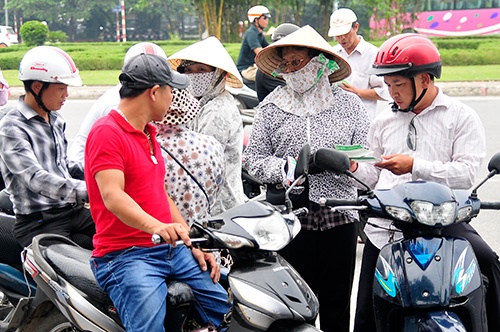 Co hay khong viec tuon ve ra ngoai cho den ? hinh anh