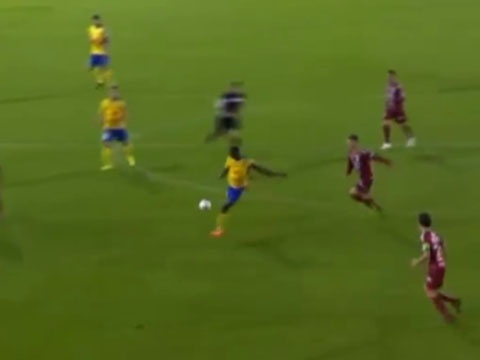 Pha lam ban kho tin tu giua san cua cau thu vo danh hinh anh