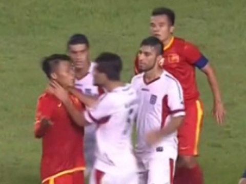 Cau thu Iran noi nong danh Mac Hong Quan hinh anh