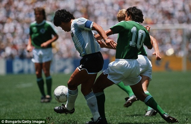 Tong hop nhung pha choi bong freestyle cua Maradona hinh anh