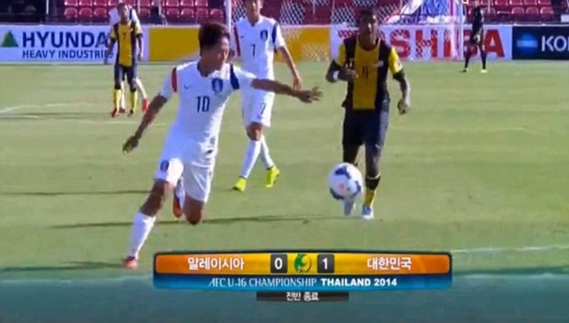 Pha solo tu giua san cua Messi Han Quoc hinh anh