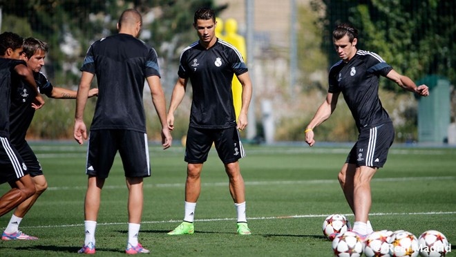 Ronaldo duoi James Rodriguez khoi nhom da ma hinh anh