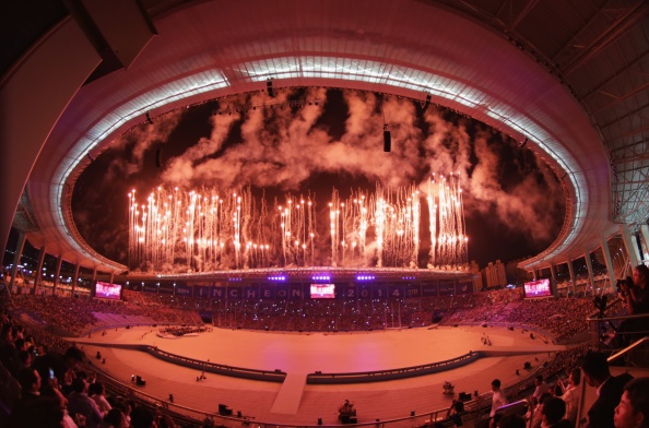 Man phao hoa ruc ro khoi dau le khai mac hinh anh