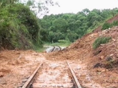 Duong sat o Lang Son bi vui lap sau mua lu hinh anh