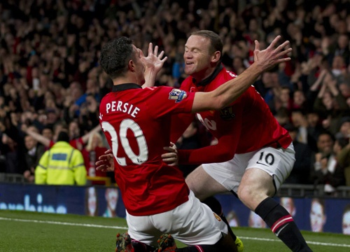 Van Persie lap cong sau duong chuyen cua Falcao hinh anh