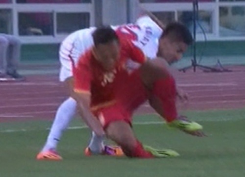 Pha choi bong tho bao cua cau thu Kyrgyzstan hinh anh