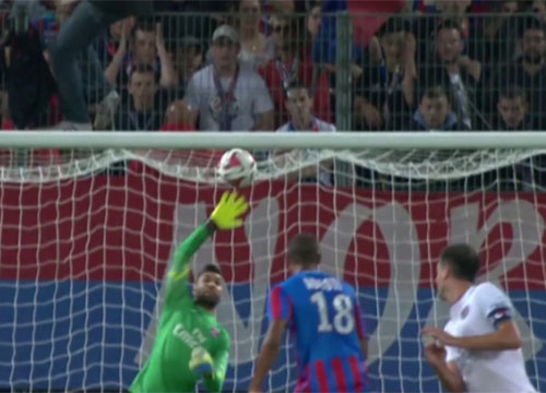 Pha cuu thua xuat than cua Sirigu hinh anh