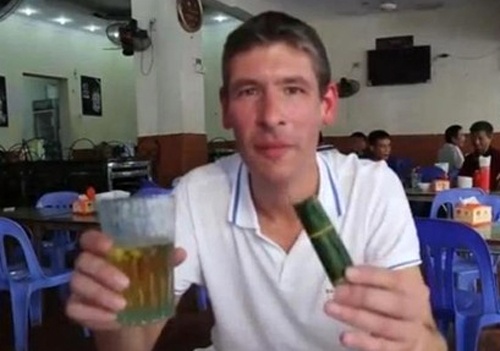 Tan Dai su Anh 'khoai khau' mon bia hoi - nem chua Ha Noi hinh anh