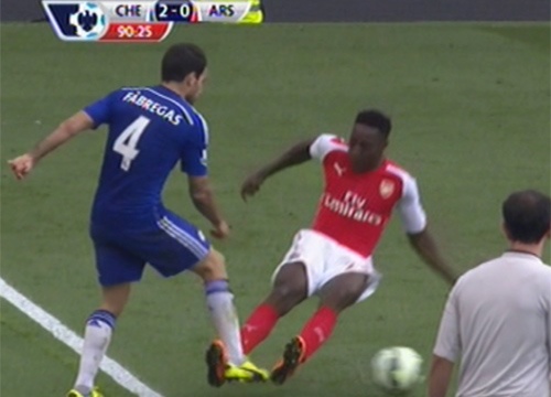 Welbeck vao bong triet ha Fabregas hinh anh