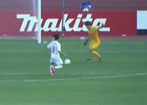 Tinh huong sai lam hai huoc cua thu thanh U19 Han Quoc hinh anh