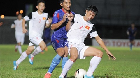 Tien Dung danh dau doi xa ngang khung thanh U19 Han Quoc hinh anh