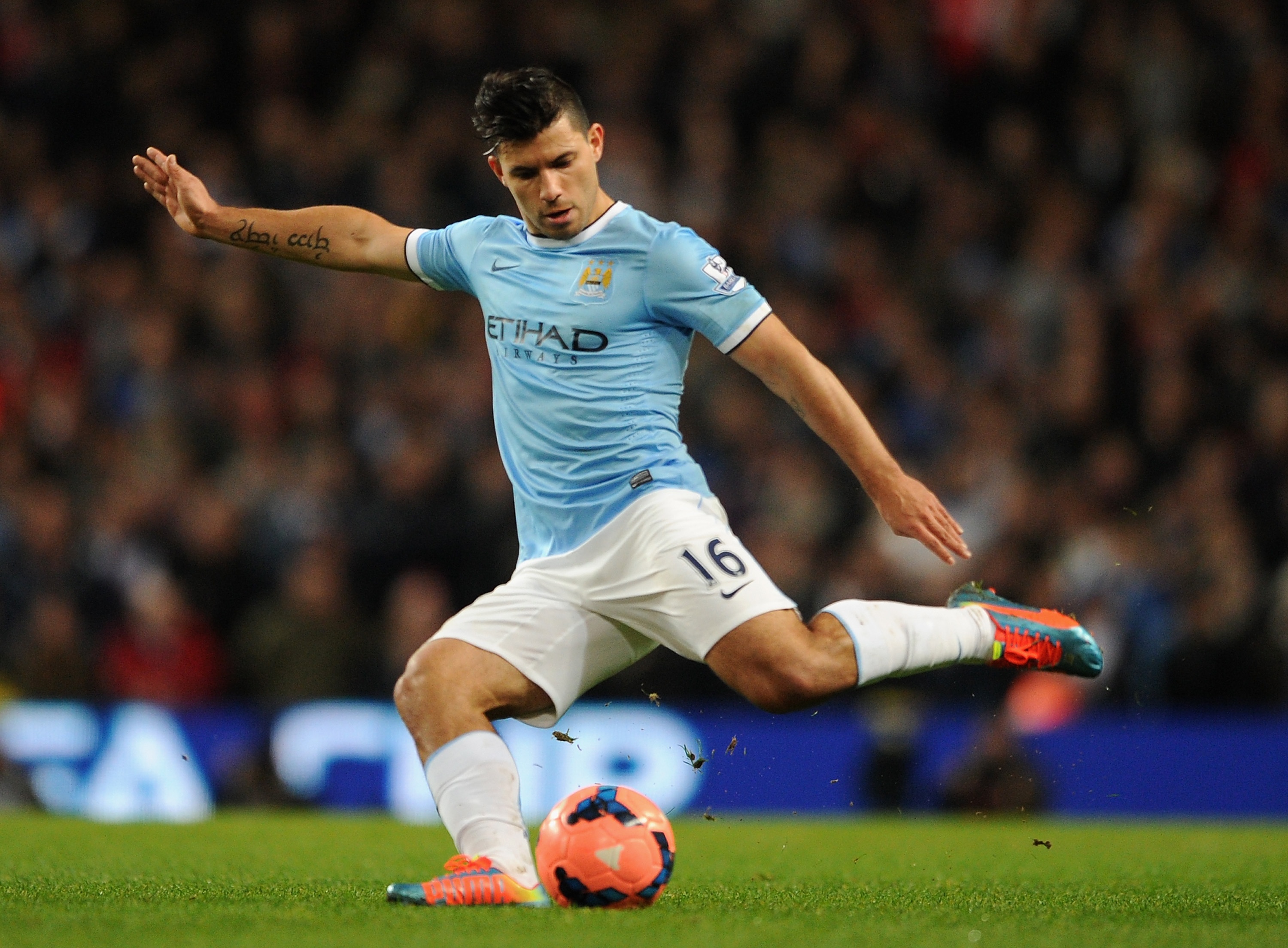 Aguero hoan tat cu hat-trick sau pha sut 11 m thanh cong hinh anh