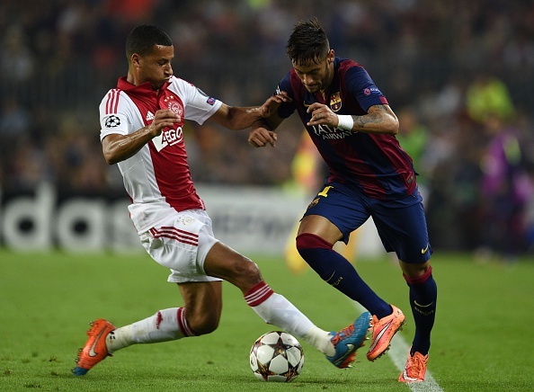 Nhung man khuay dao hang thu Ajax cua Neymar hinh anh