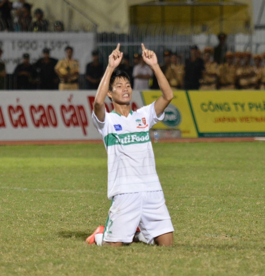 Loat penalty can nao giua U19 HAGL - U21 Viet Nam hinh anh