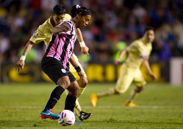 Ronaldinho tung cuoc vao dau doi thu hinh anh