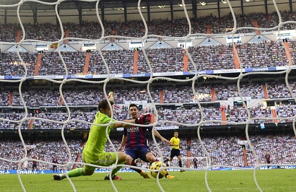 Pha cuu thua khong tuong cua Casillas truoc mui giay Messi hinh anh