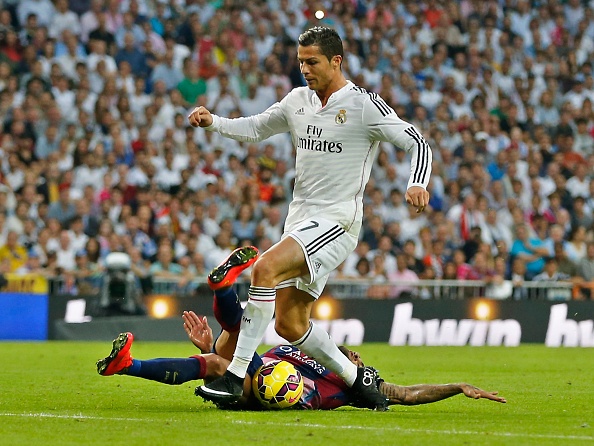 Ronaldo lam kho hang phong ngu Barcelona hinh anh