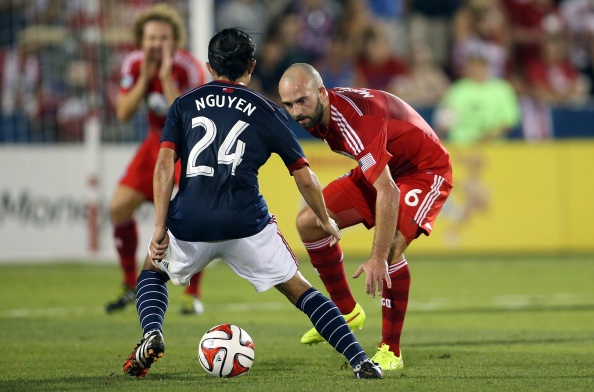 Lee Nguyen solo ghi ban tu giua san hinh anh