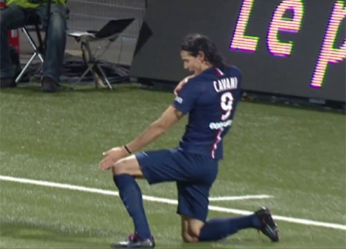 Cavani lai an mung kieu ban sung sau khi ghi ban hinh anh