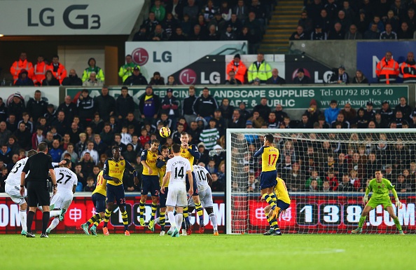 Sieu pham sut phat khien Arsenal guc nga hinh anh