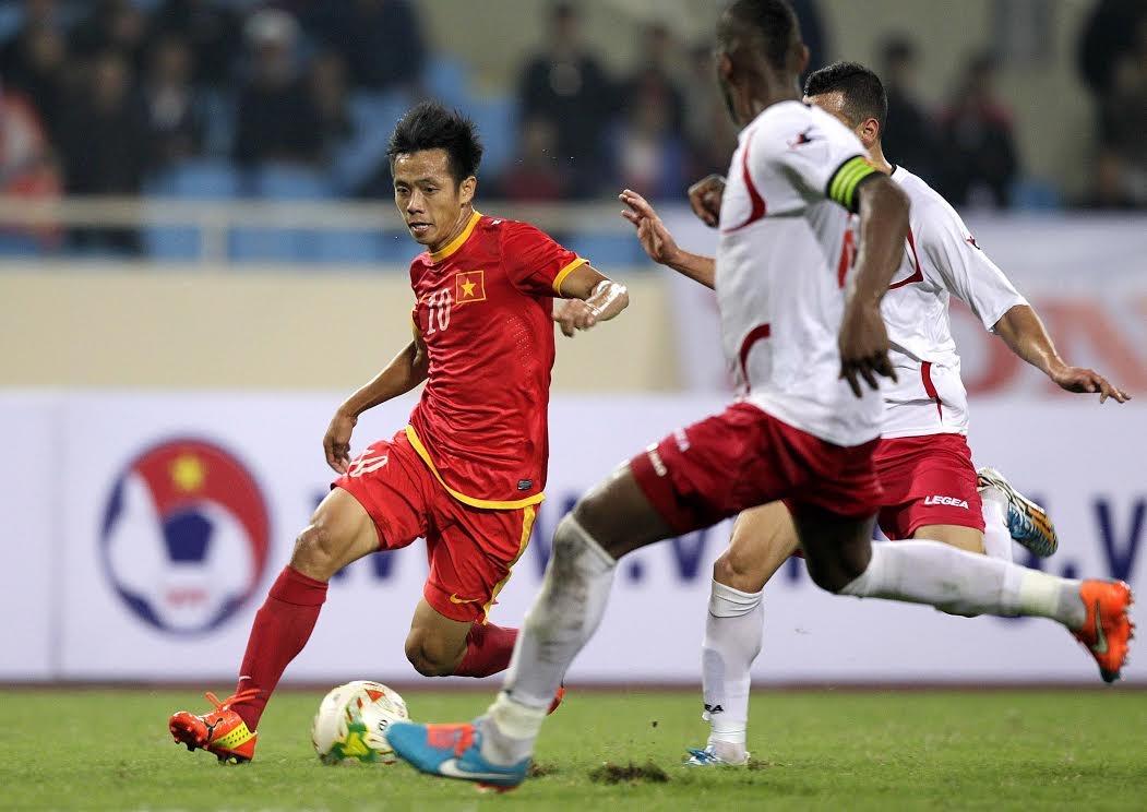 Van Quyet sut 11 m nang ty so len 2-1 hinh anh