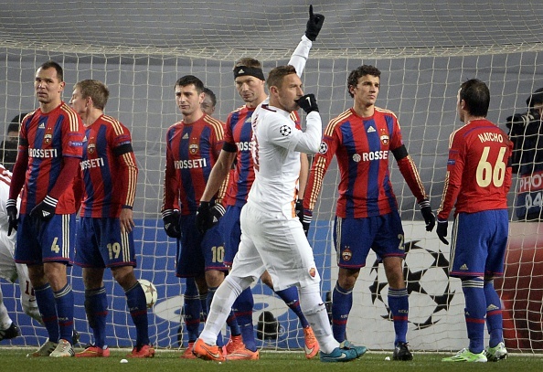 Pha sut phat dang cap cua Totti hinh anh