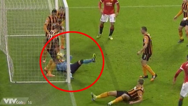 Chris Smalling dut diem can thanh mo ty so cho M.U hinh anh