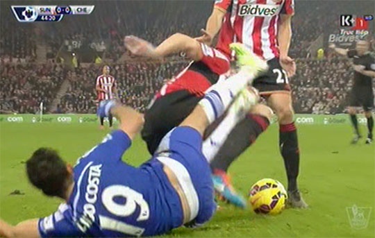 Noi nong, Diego Costa dap ca 2 chan vao doi thu hinh anh