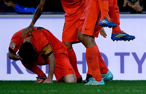 Clip tinh huong Messi bi nem chai nuoc trung dau hinh anh