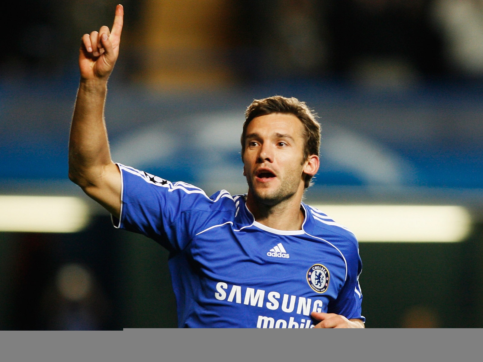 06. Andriy Shevchenko - Những năm tháng thi đấu thành công trong màu áo AC Milan và sau đó là Chelsea đã giúp cho tiền đạo người Ukraina có được 48 bàn thắng sau 100 lần ra sân.