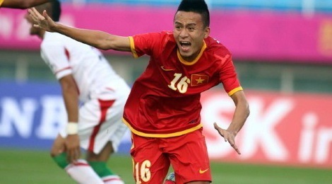 Khan dai Malaysia cam lang sau ban thang cua Huy Toan hinh anh