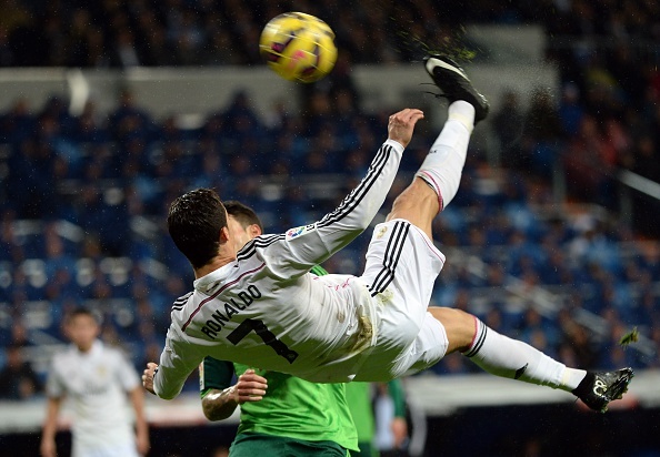 Pha tung nguoi moc bong tuyet dep cua Ronaldo hinh anh