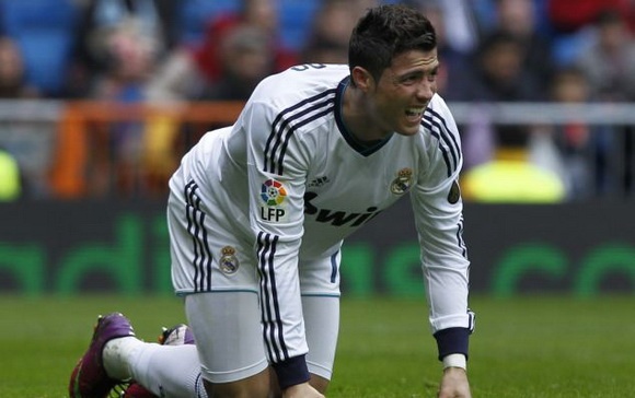 Lam sao de ngan can Ronaldo neu khong pham loi hinh anh