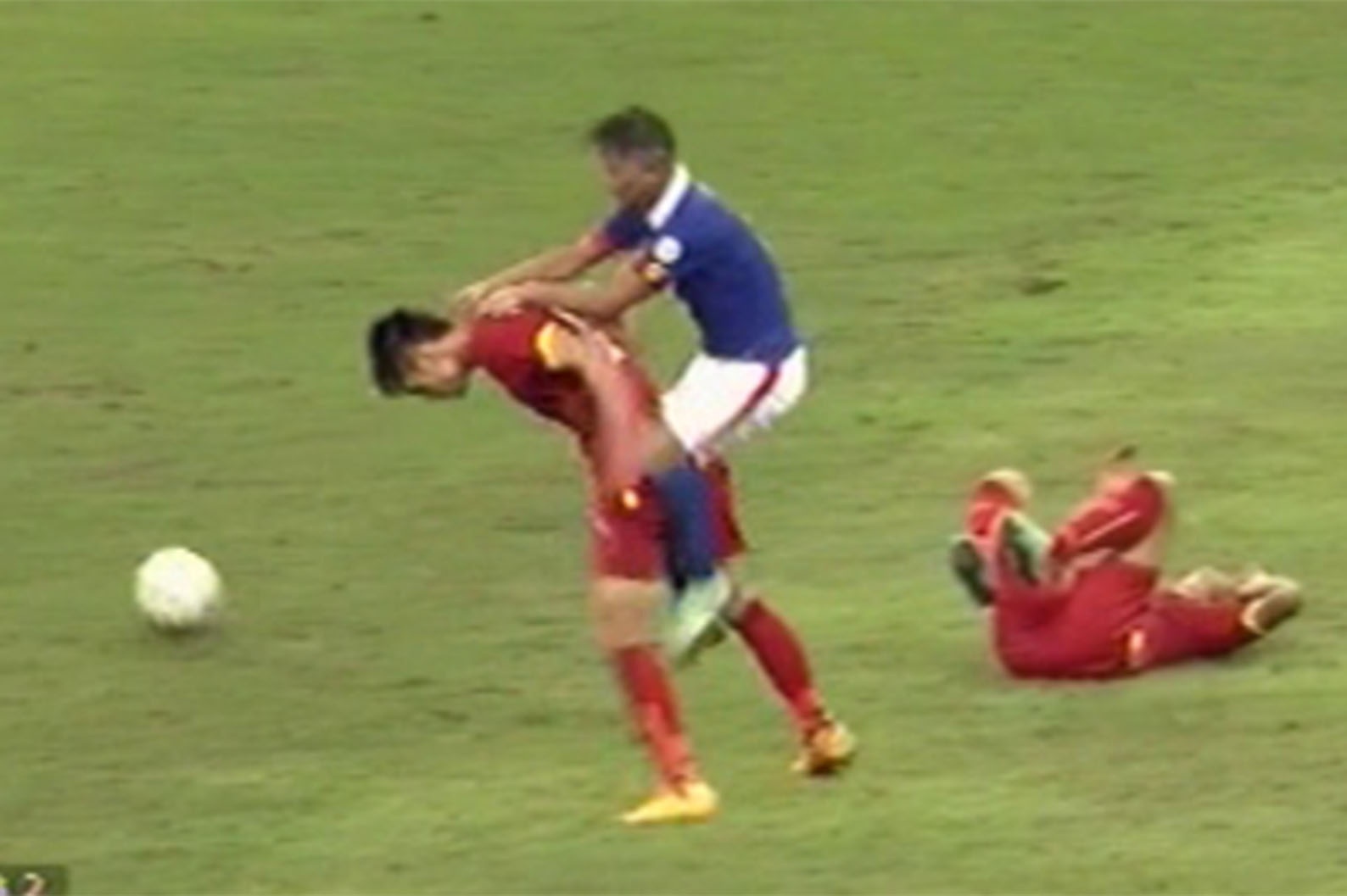 Tien Thanh bi doi thu bo bong dam vao dau hinh anh