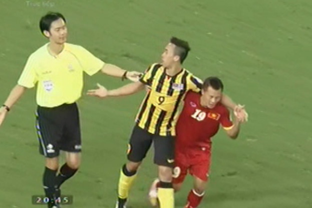 Thanh Luong co gang dua doi thu roi san hinh anh