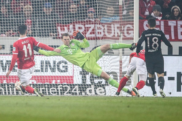 Neuer cuu thua an tuong vong 17 Bundesliga hinh anh