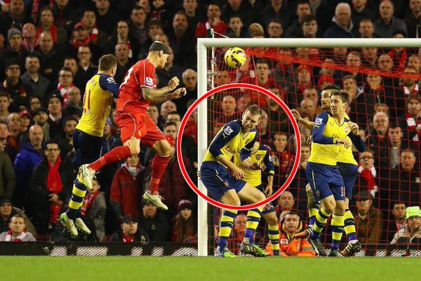 Mertesacker co rum nguoi truoc pha danh dau cua Skrtel hinh anh