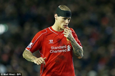 Tinh huong Giroud giam vao dau Skrtel hinh anh