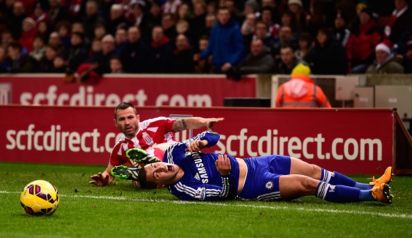 Hazard tỏ ra đau đớn sau pha va chạm với cầu thủ Stoke City.