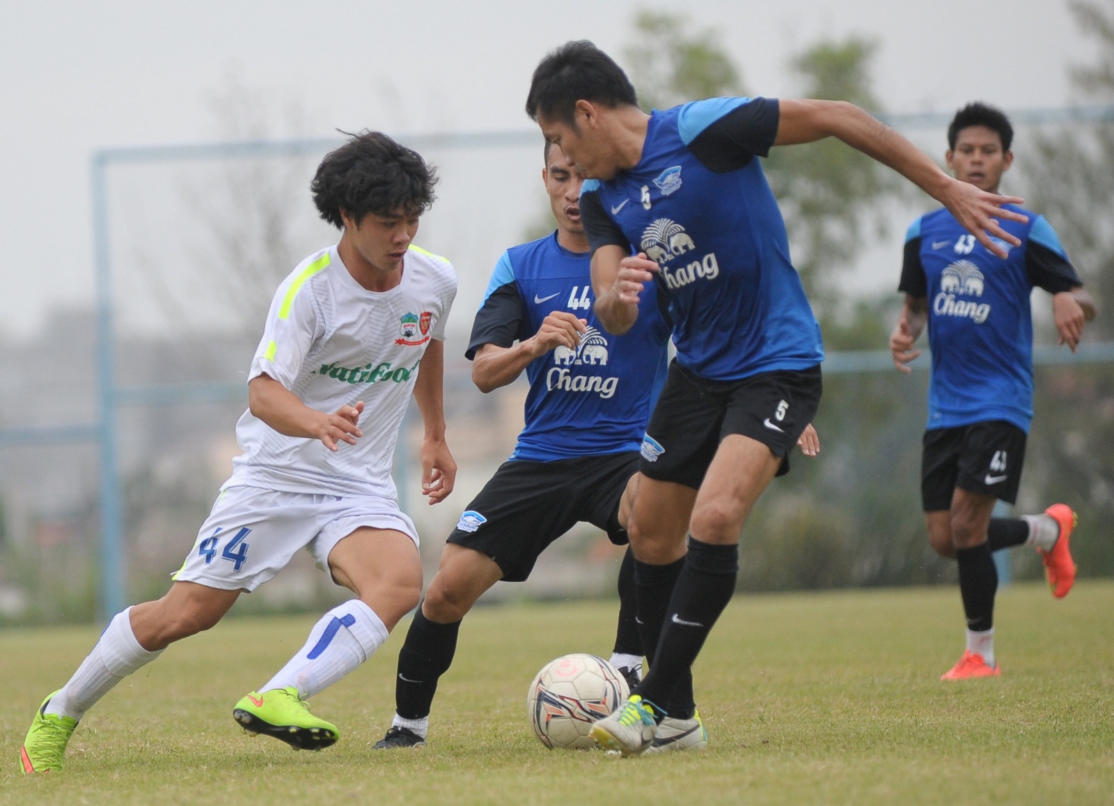 Cong Phuong solo ghi ban vao luoi Chonburi hinh anh