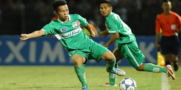 Pha sut xa cua Hong Duy vao luoi Chonburi hinh anh