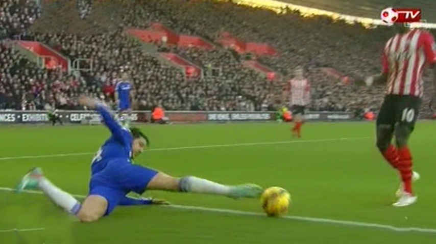 Hai pha truot chan hai huoc cua Fabregas va Costa hinh anh