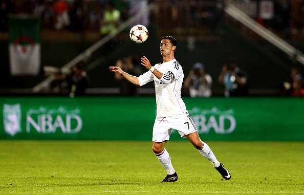 Man trinh dien an tuong cua Ronaldo truoc AC Milan hinh anh