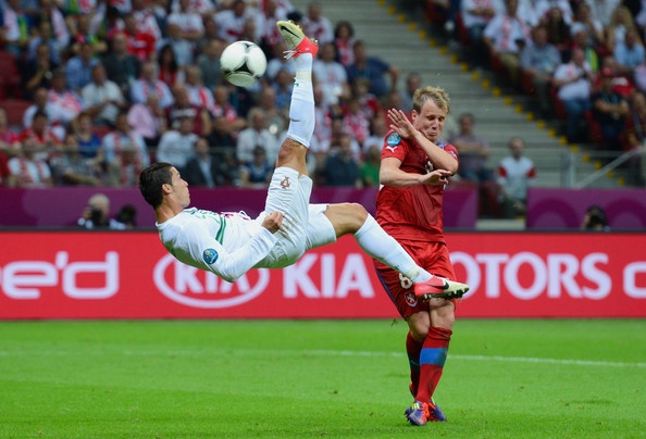 Nhung pha tung nguoi moc bong sieu hai hinh anh