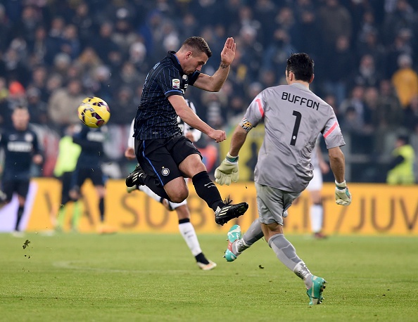 Man trinh dien cua  Lukas Podolski truoc Juventus hinh anh