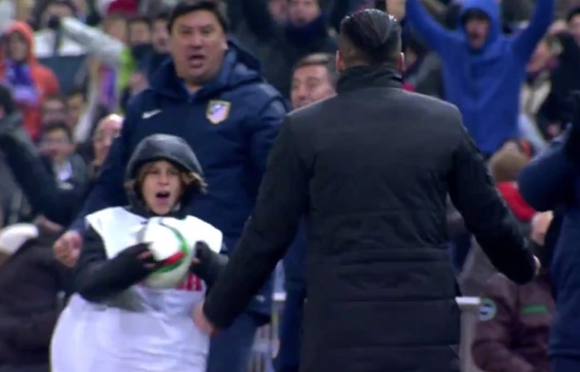 Con trai den om Diego Simeone chia vui hinh anh